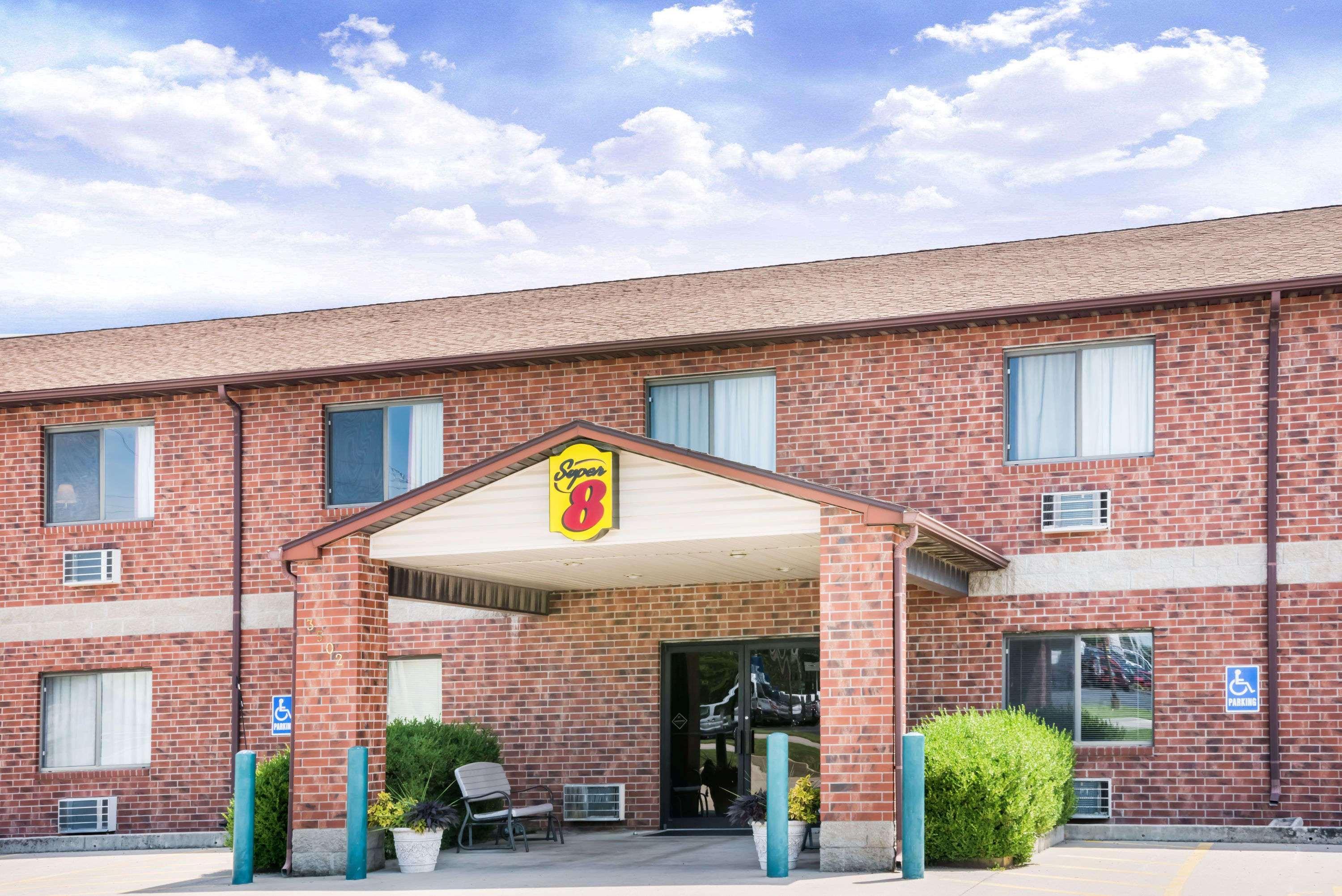 Super 8 By Wyndham Chanute Exterior photo
